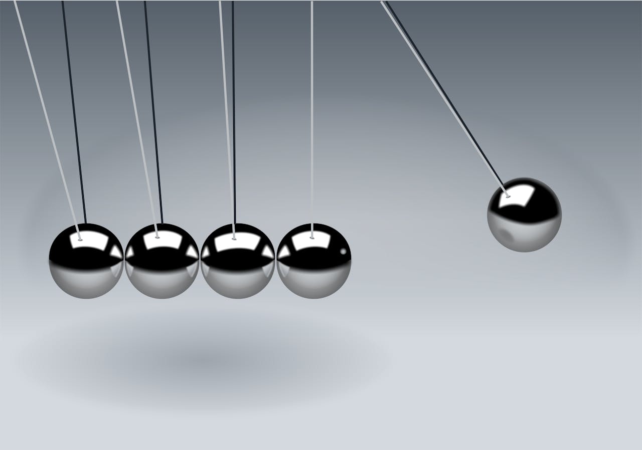 portfolio-04 Dynamic illustration of Newton's Cradle showing motion and reflection concepts in physics.